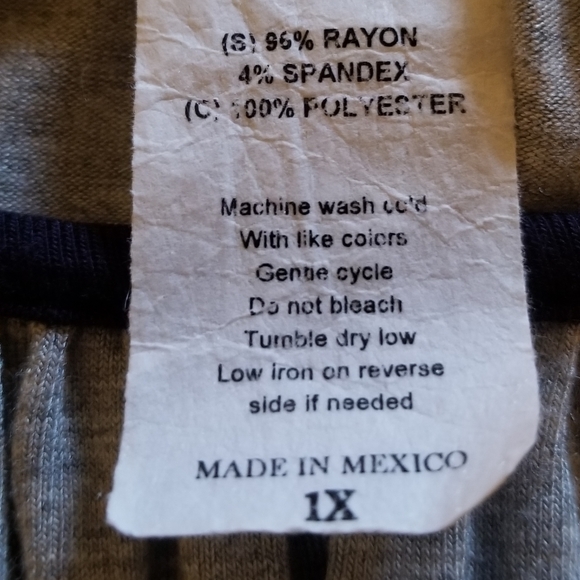 Discreet Brand top with Flare sleeves - Picture 5 of 5